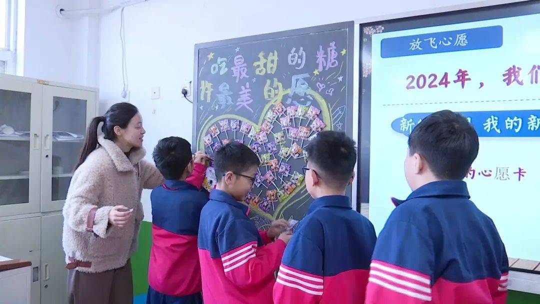 "黄屯中心小学教师卫彬说.