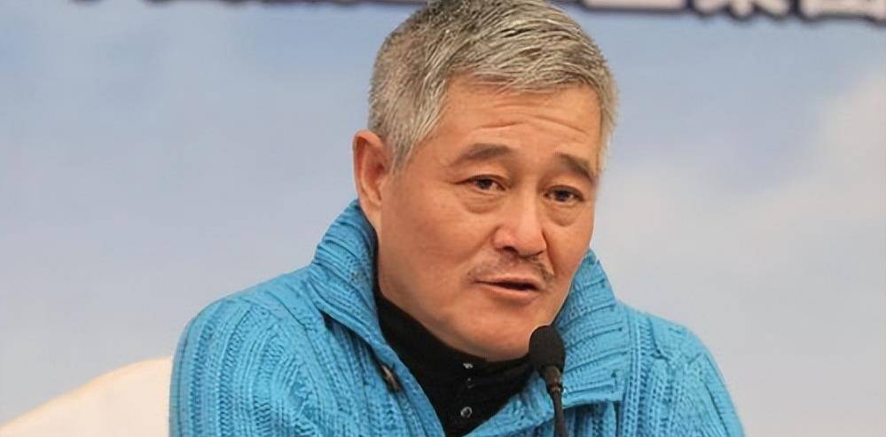 2007年,45岁的李正春因病去世,赵本山为他守灵一夜,料理后事_时候