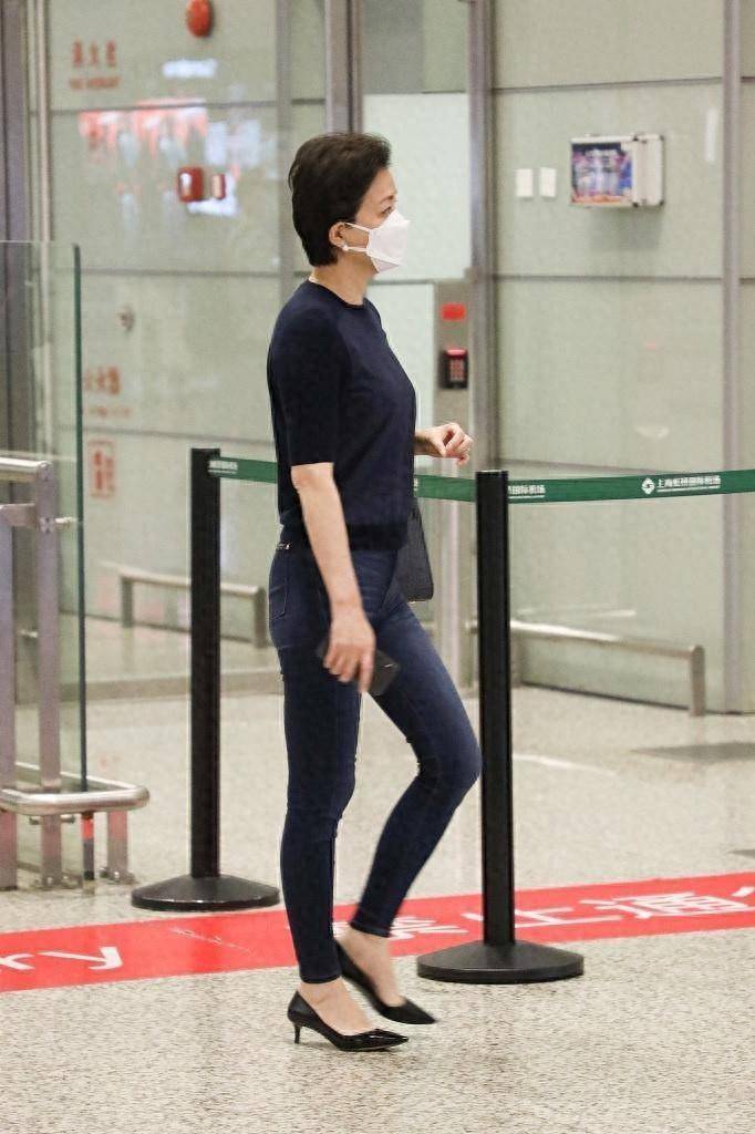 55岁杨澜带火了不费力穿搭:针织衫 牛仔裤 短发,时髦显瘦又洋气_时尚