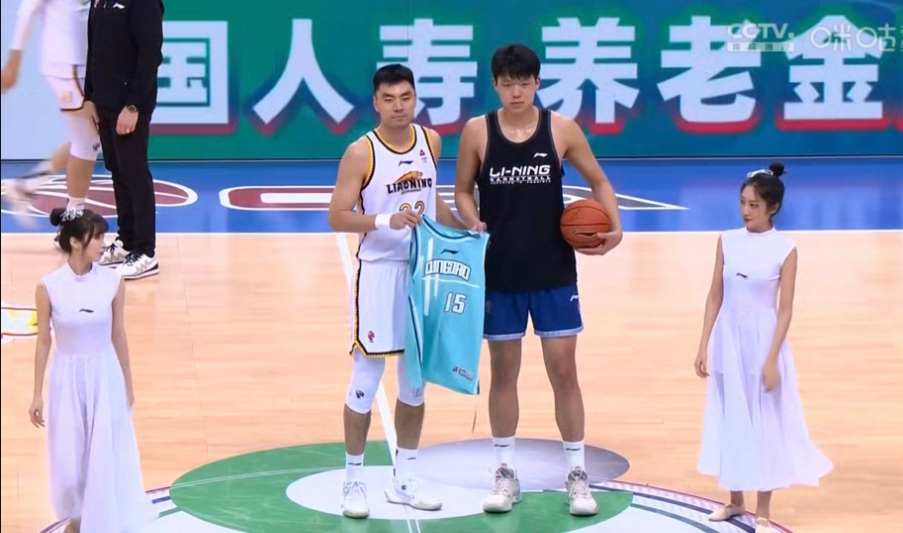 他的亮点是,身材对比同龄的易建联王治郅,足够强壮成熟,眼里有光,手里