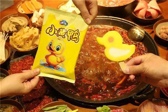 副会长单位天冰小黄鸭引领冰淇淋新风尚,创意打造"解辣"体验_消费者