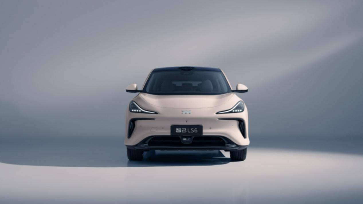 新车尺寸为,长4904mm,宽1988mm,高1669mm,轴距则为2950mm,这一数据在