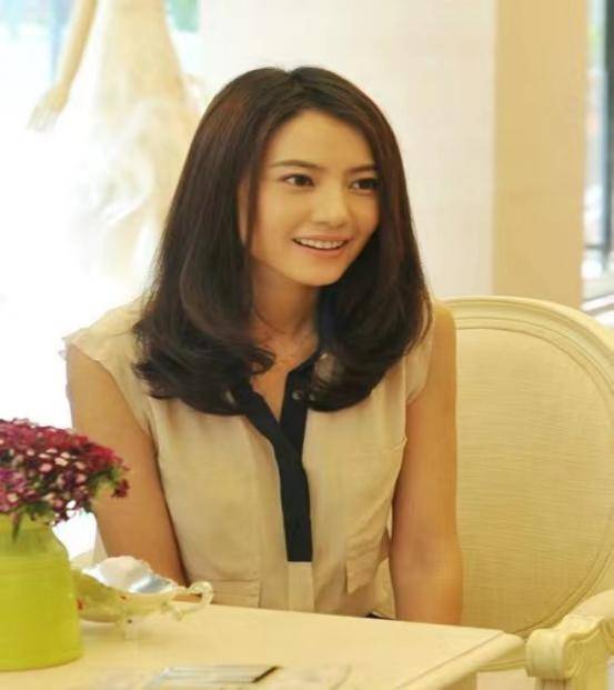 高圆圆吃火锅,热情与店员合照,被赞礼貌又亲切魅力十