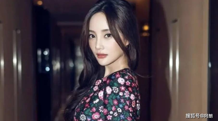 李小璐被曝插足常远婚姻,从美艳娇妻到出轨被骂出娱乐圈,42岁仍"风流"