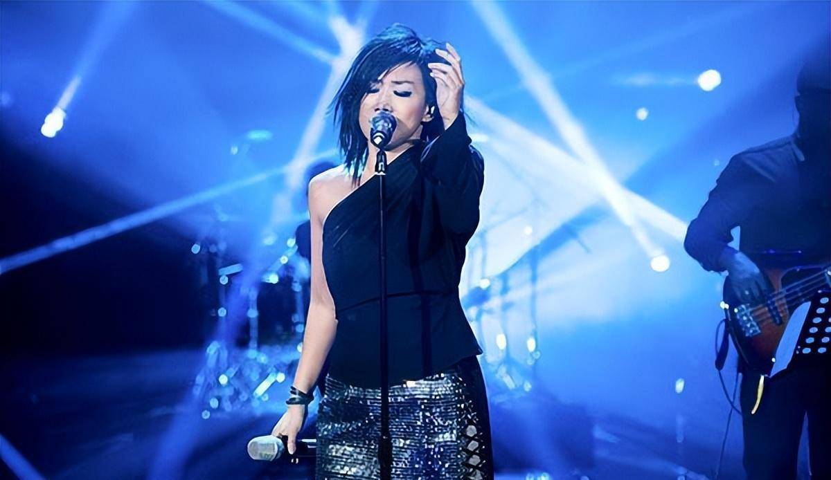 林忆莲之外,还有吴映洁,温岚,安以轩,袁咏仪,何超莲,卫诗雅,曾沛慈