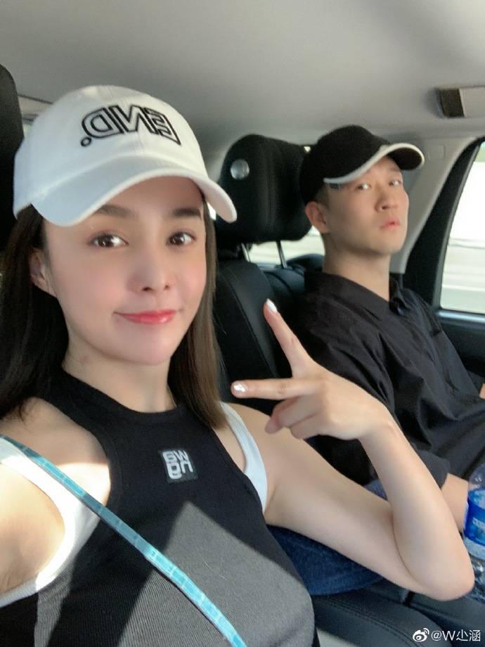曹云金公开新恋情,女友晒合照回应被"强行拽上车":日常打闹_闺女_女子