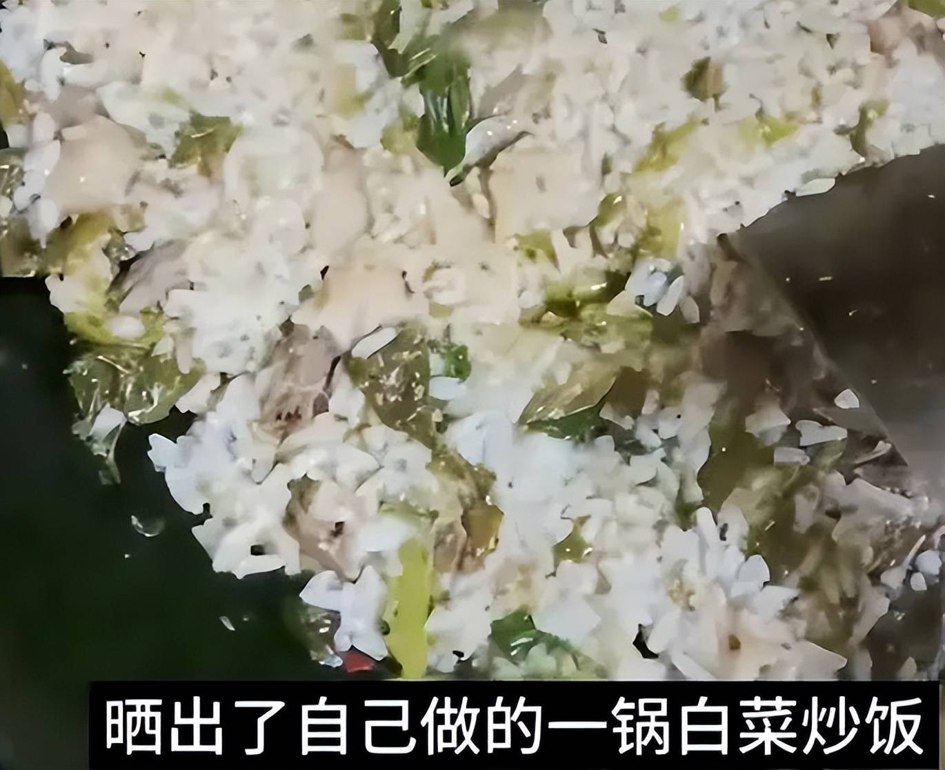 但对比家长在家里,为了让孩子的生活条件更好,却只能够"吃糠咽菜"