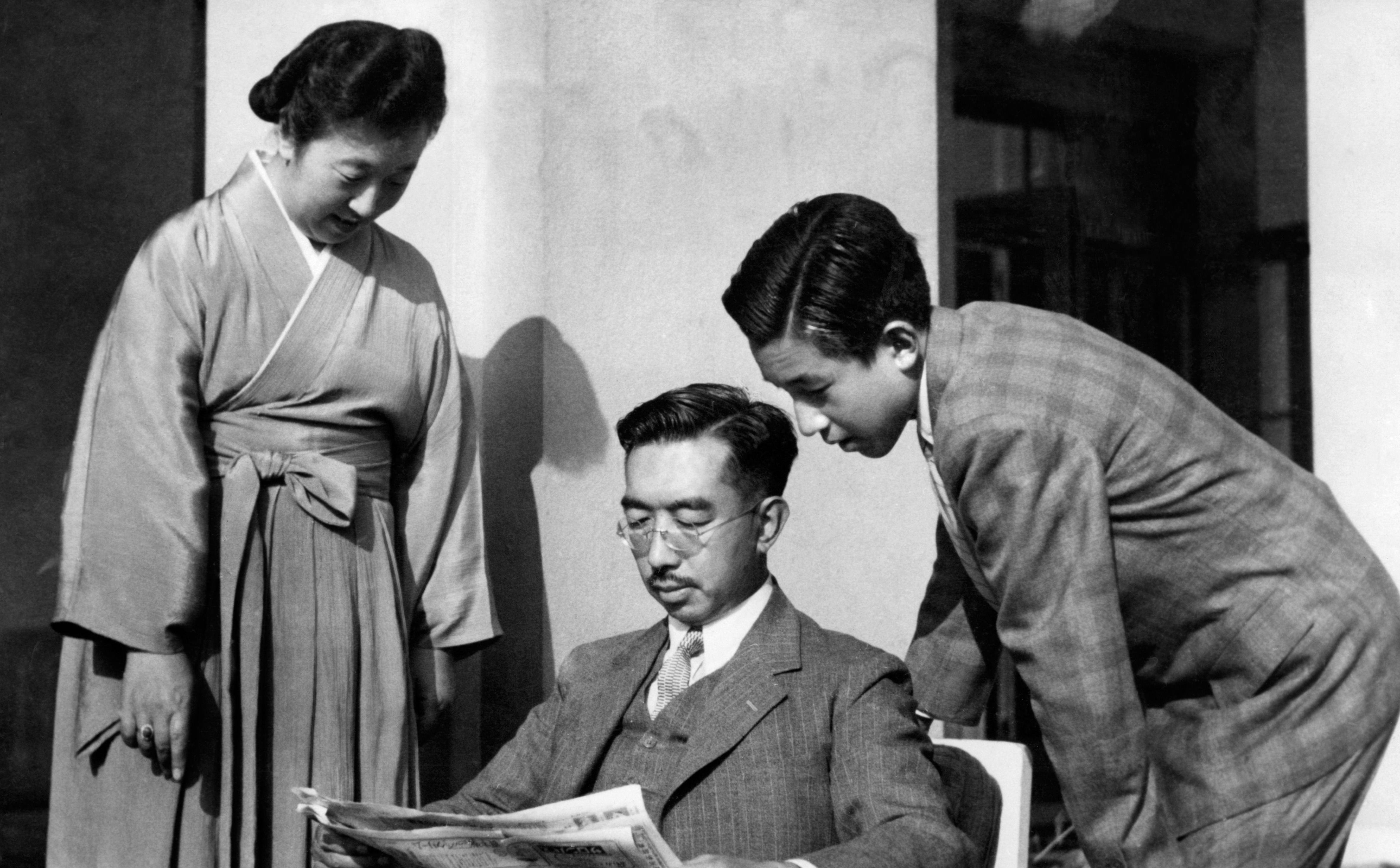 使命:弥补以父亲名义发动的战争,天皇明仁留下一个什么背影?