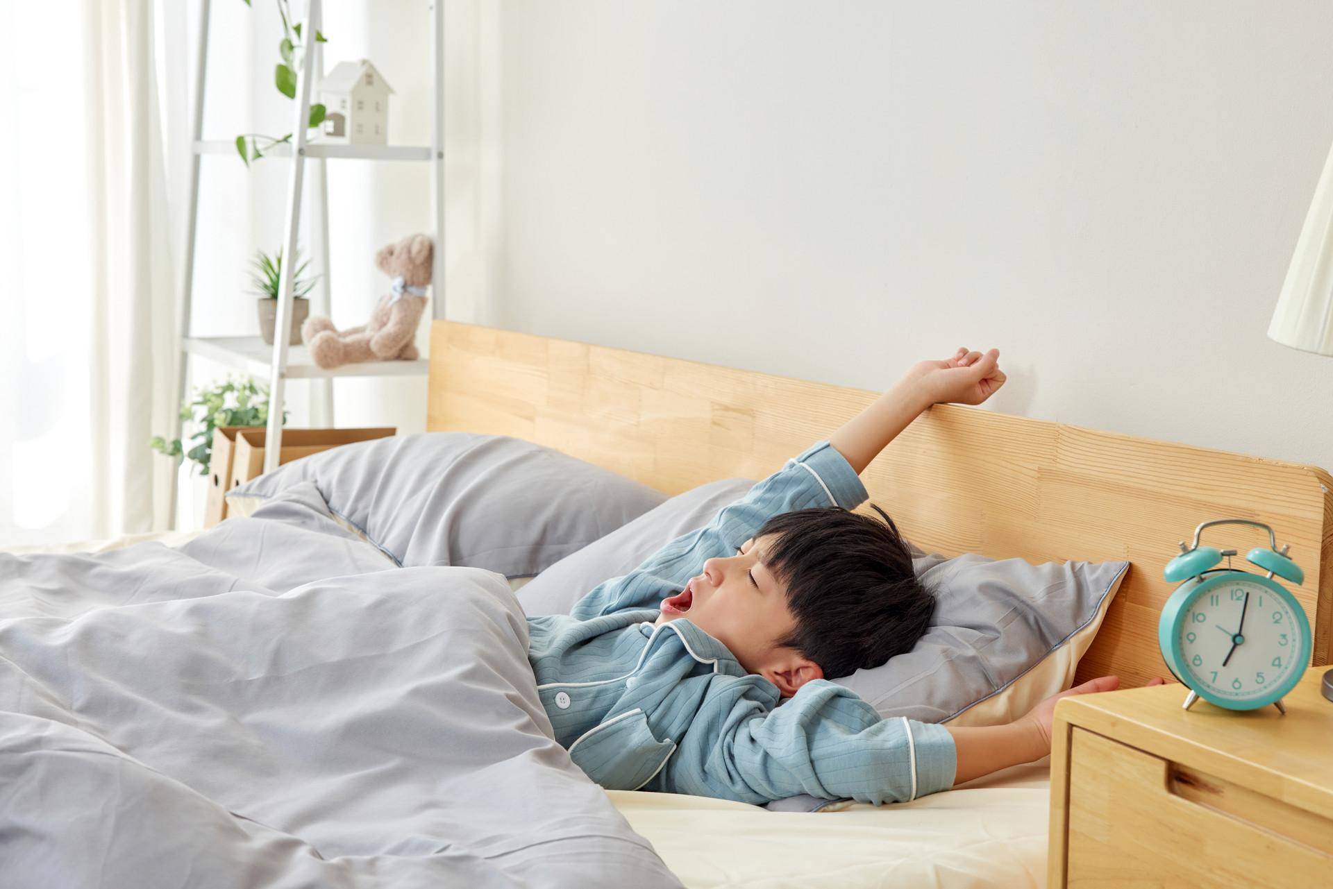 开学后,孩子赖床不早起咋办?避免杀伤性叫起床,5个方法更可取