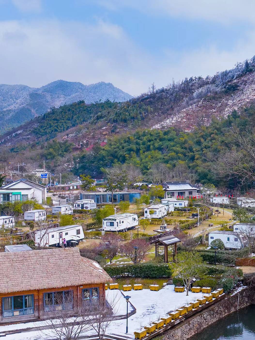 晚上就在房车营地度过一个美妙的夜晚~房车设施齐全,既舒适又便捷,在