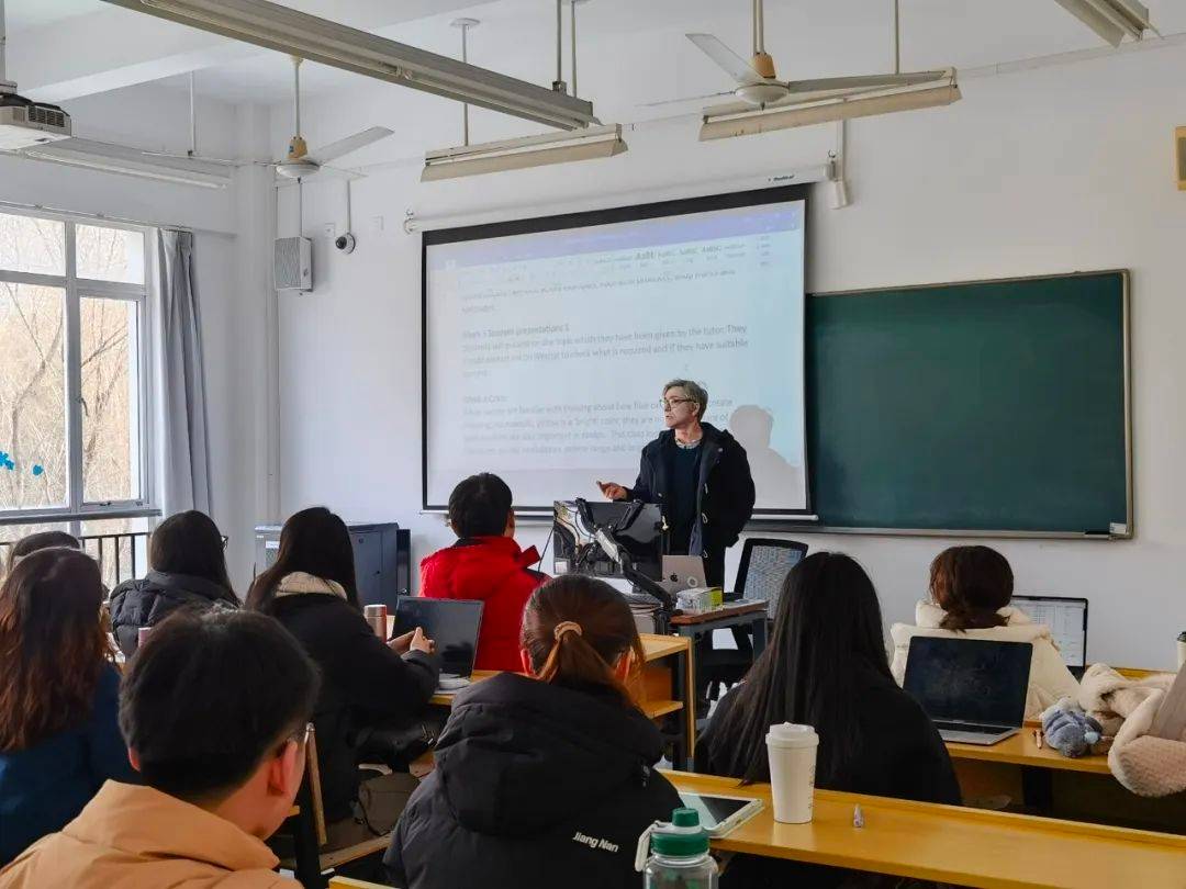 在上海对外经贸大学信息楼的大教室里,老师正在讲台上介绍跨境电子