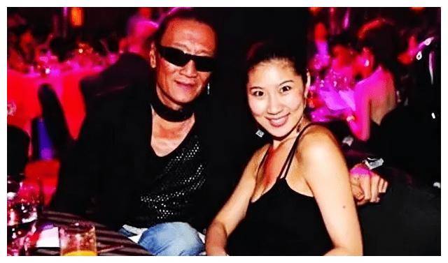 多情的谢贤耐心地倾听,温柔地安慰,让悲伤的coco逐渐打开心房.