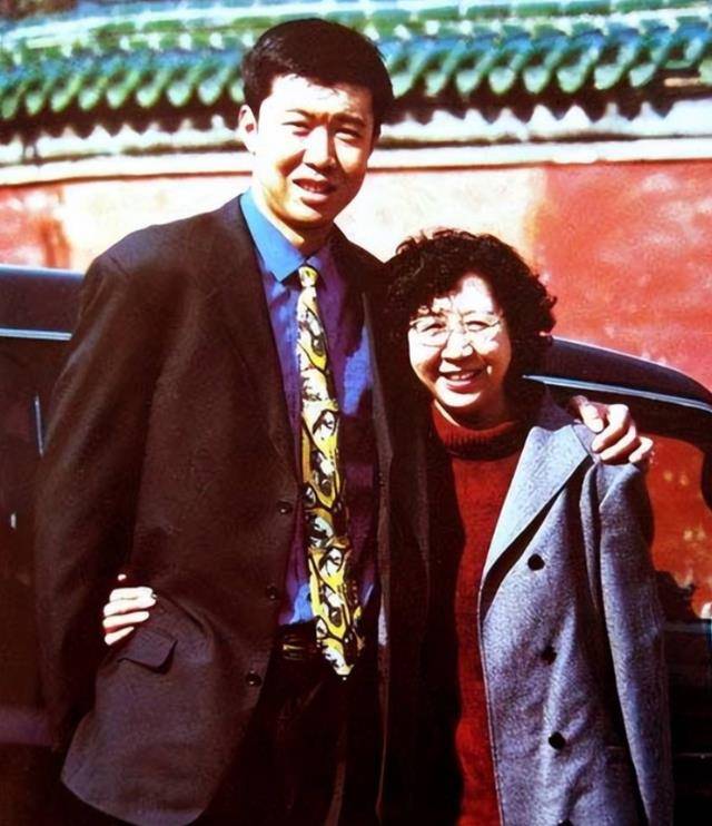 男篮名将王治郅:与患难前妻离婚,再婚娶美女主播,愧对离世母亲
