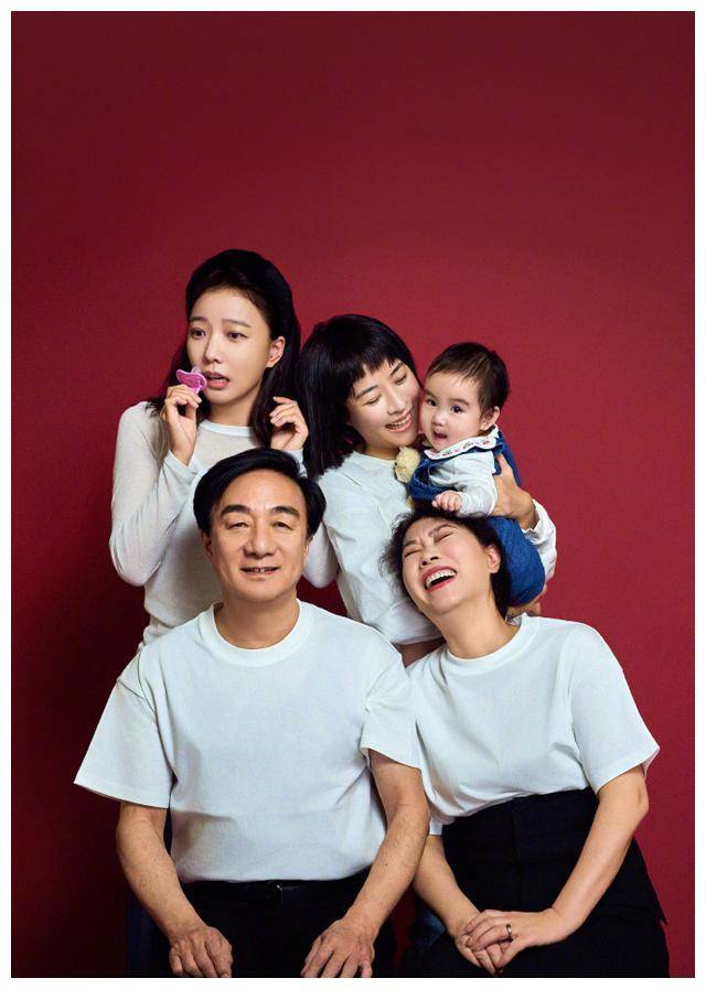 王珞丹全家福抢镜,元宵节难得公开亮相,七口同框幸福团聚.