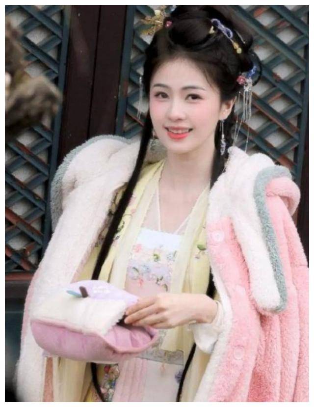 白鹿粉衣古装仙气十足,古装发型如仙气萦绕,网友纷纷热议.
