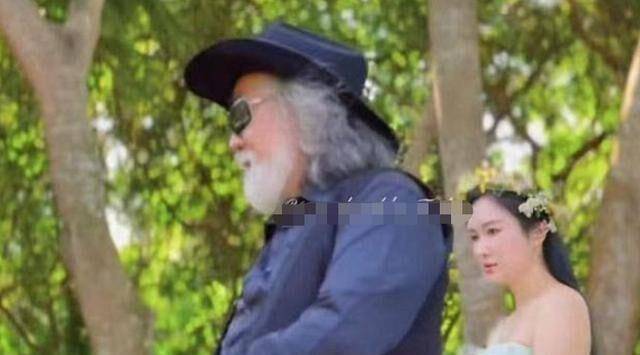 张纪中晒婚纱照,回应落马受伤,夫妻年龄虽相差不小却无比甜蜜!