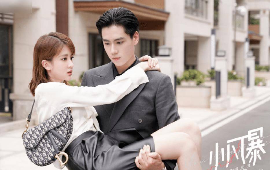 《小风暴》收官在即,乔欣晒与胡一天合照,但无精修的腿很吸睛!