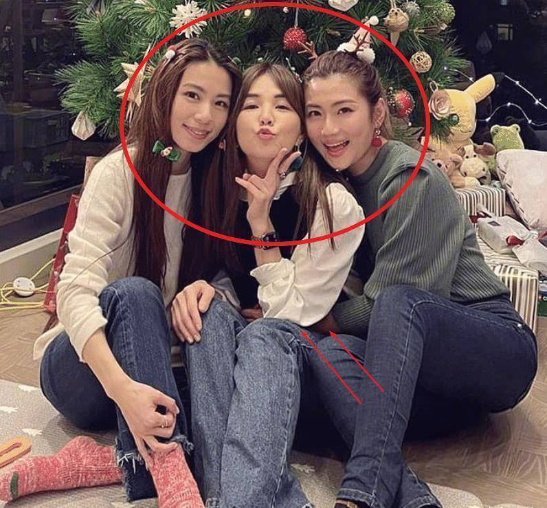 she组合罕见同框,三人状态神似18岁少女,但拍照动作更亮眼_田馥甄