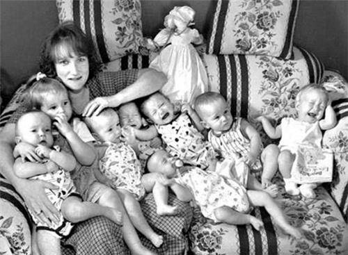 世界首例七胞胎,每天喝42瓶奶粉,换52块尿布,23年后长成这样?