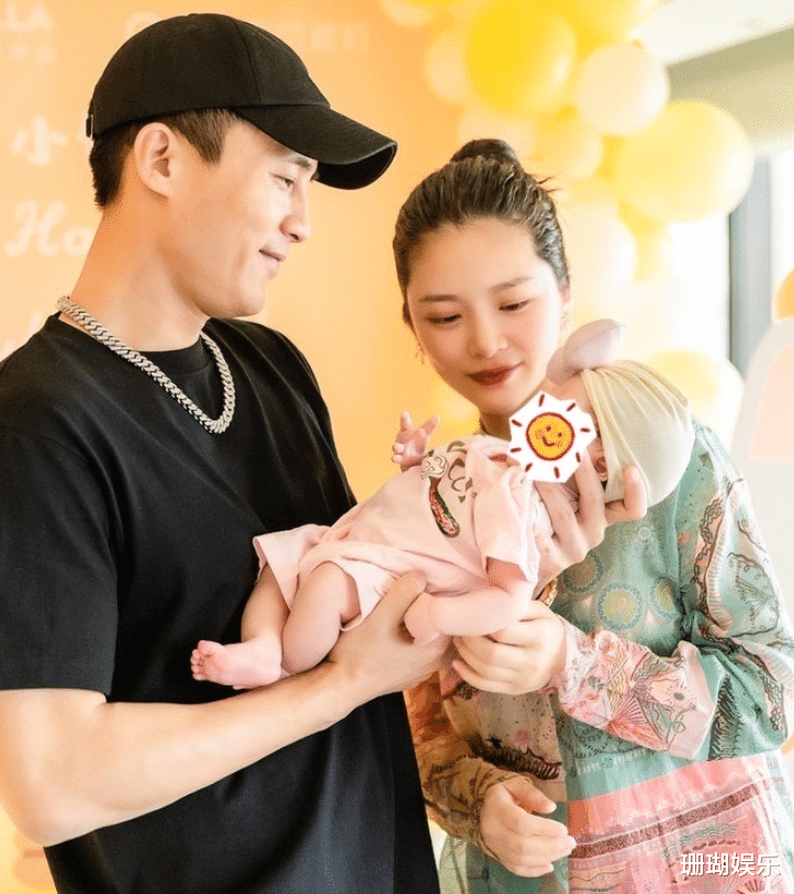 小蛋饺满月派对照,一家三口合照幸福美满,杜淳王灿互动甜到憨_照片