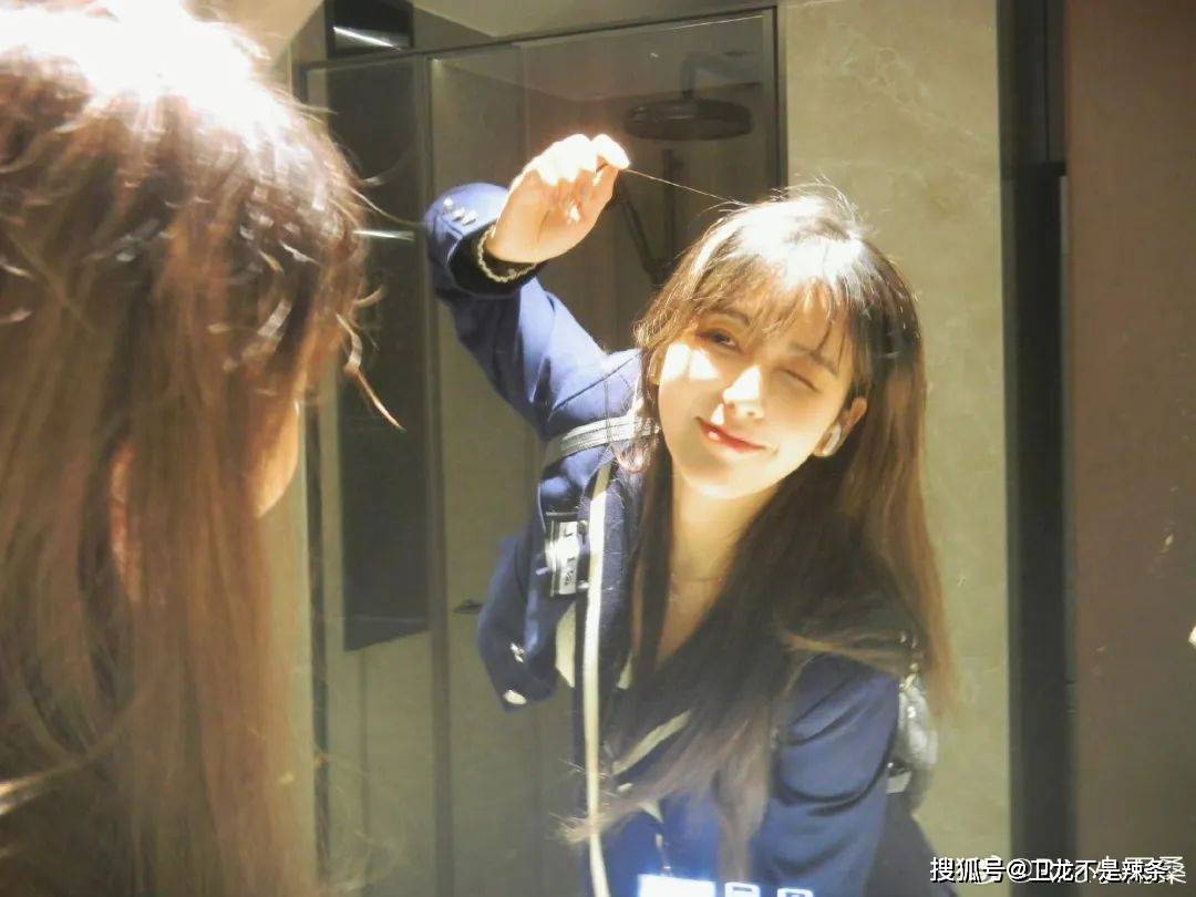 rita黑s穿搭曝光,网友狂赞高级感!解说颜值与实力兼备?