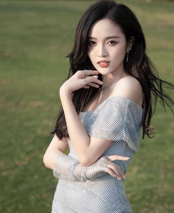 散团后吴宣仪愈发不羁!