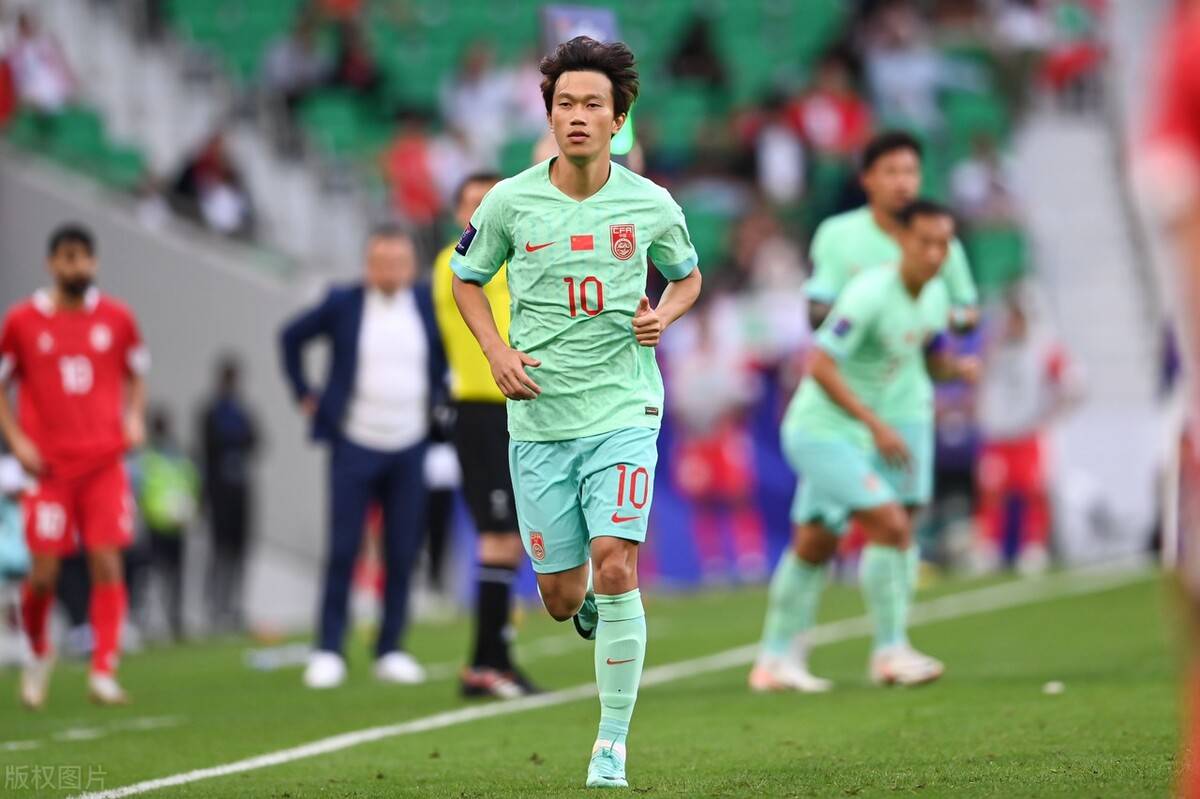 就拿上一任国足主教练扬科维奇的教练组来看,中方教练组很有可能掌握