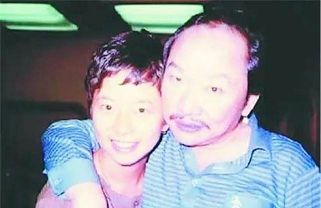 台湾古龙墓地:下葬时48瓶xo酒陪葬,墓碑上四个大字