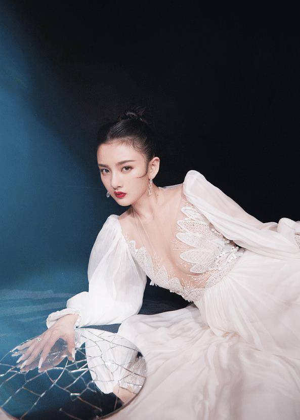 宋祖儿真是太敢穿了,礼服上身只靠"蕾丝"来遮,美到让人流鼻血_造型_美