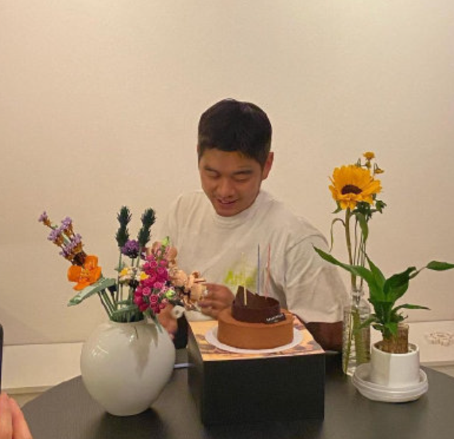 影帝刘亚仁给绯闻男友庆生,毫不避讳晒祝福,曾晒抚脸照片超亲密_八卦