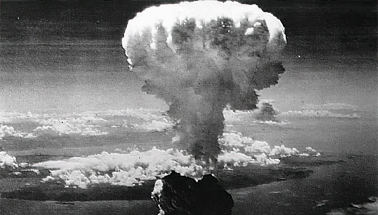 原子弹爆炸时,跳进水里能否保命?