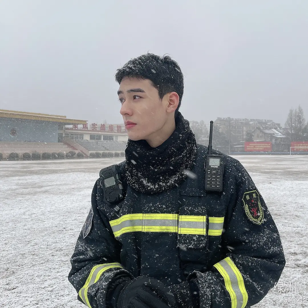 易烊千玺"亲哥哥"微博晒私人照爆火,1800男粉丝在线