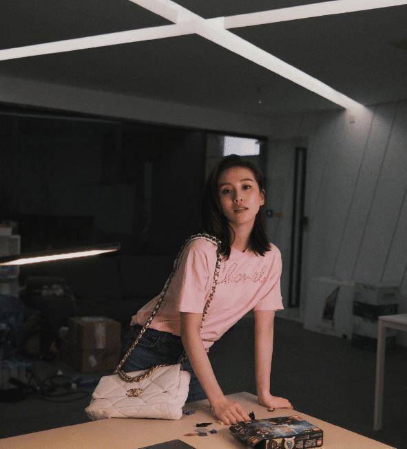 流出的五月行程图中,刘诗诗身着粉色带钻上衣,简约又不单调,粉色给人