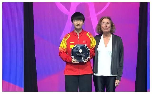胖莎最佳球员,刘诗雯颁奖,各队喜领奖,王皓举杯._比赛_马龙_中国