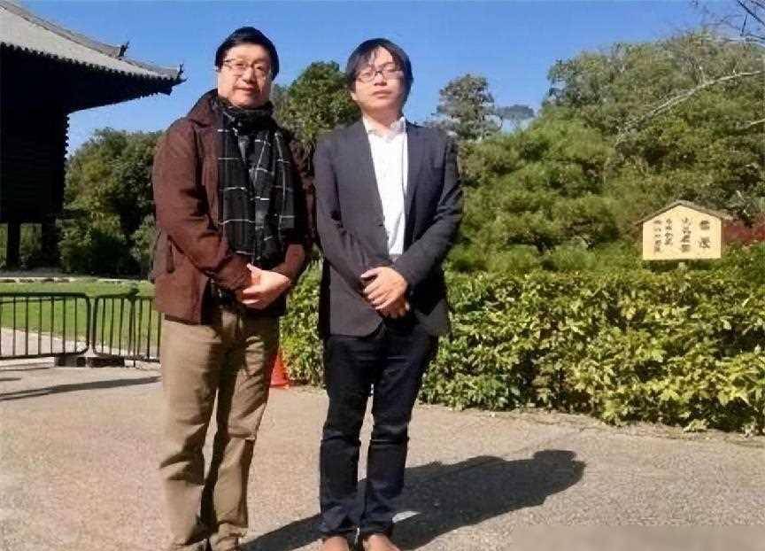 孔令文和孩子的亲密互动,展现出他作为父亲的责任感和爱意.