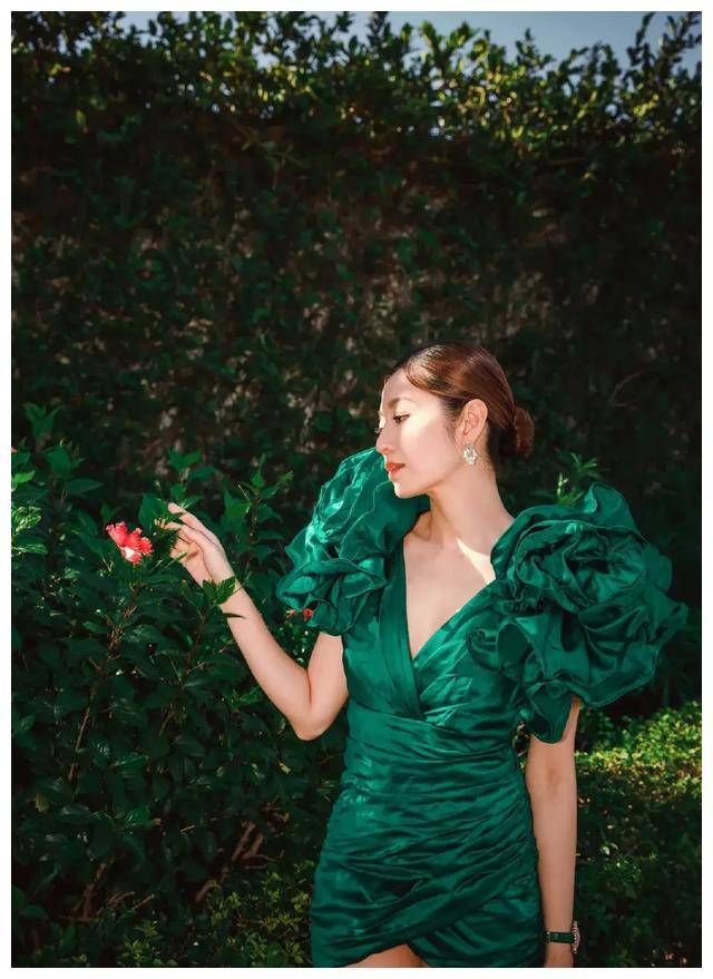 tvb女神陈自瑶黑色吊带蕾丝裙性感妖娆,美腿高开叉,妩媚动人.