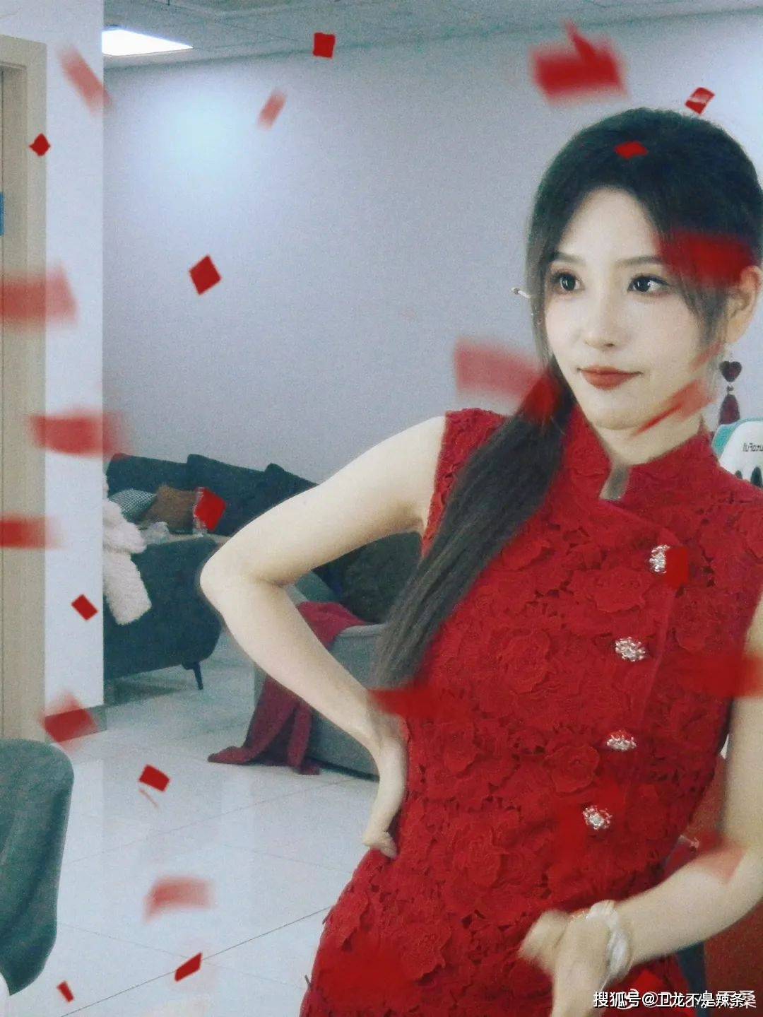 rita黑s穿搭曝光,网友狂赞高级感!解说颜值与实力兼备?