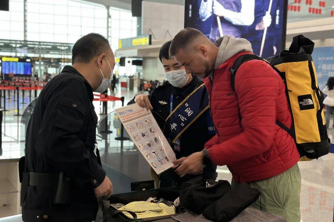 重庆机场安检班组多举措保障旅客平安,便捷,温馨出行_国际_服务_培训