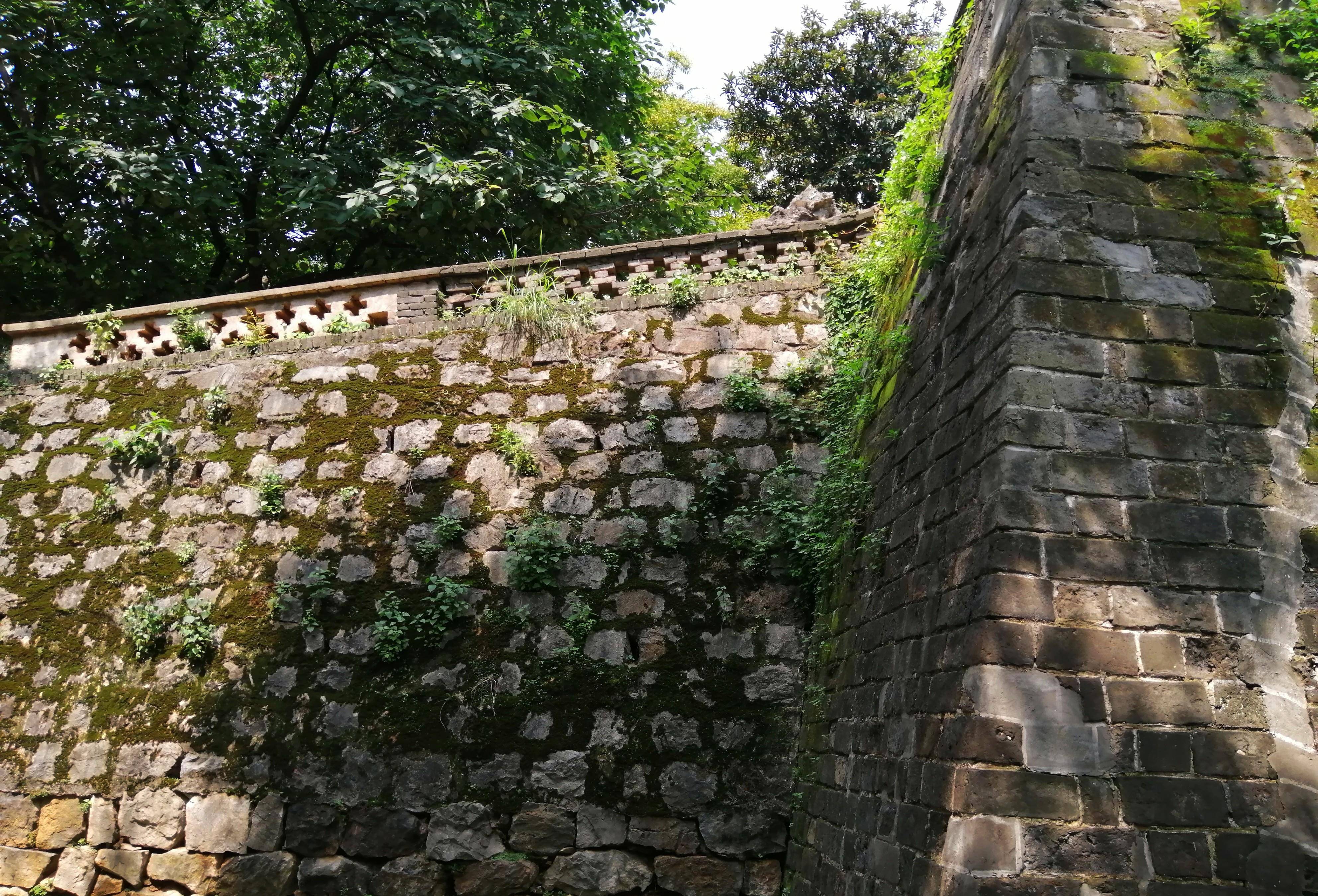 昆明明城墙一角从昆明动物园正门进入,走向猴山方向不远处,就可以看到