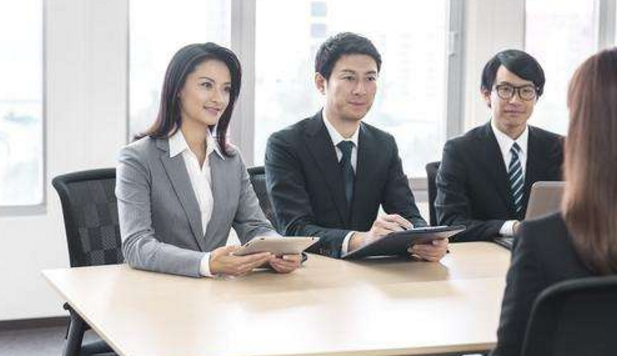 面试官:前有猛虎,后有野狼,你会怎么做?女孩巧妙回答被录取