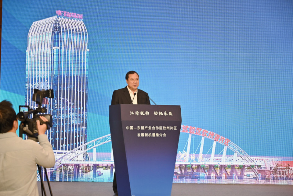 钟恒钦与企业家洽谈会上,钦州市投资促进局介绍了钦州的基本情况,发展