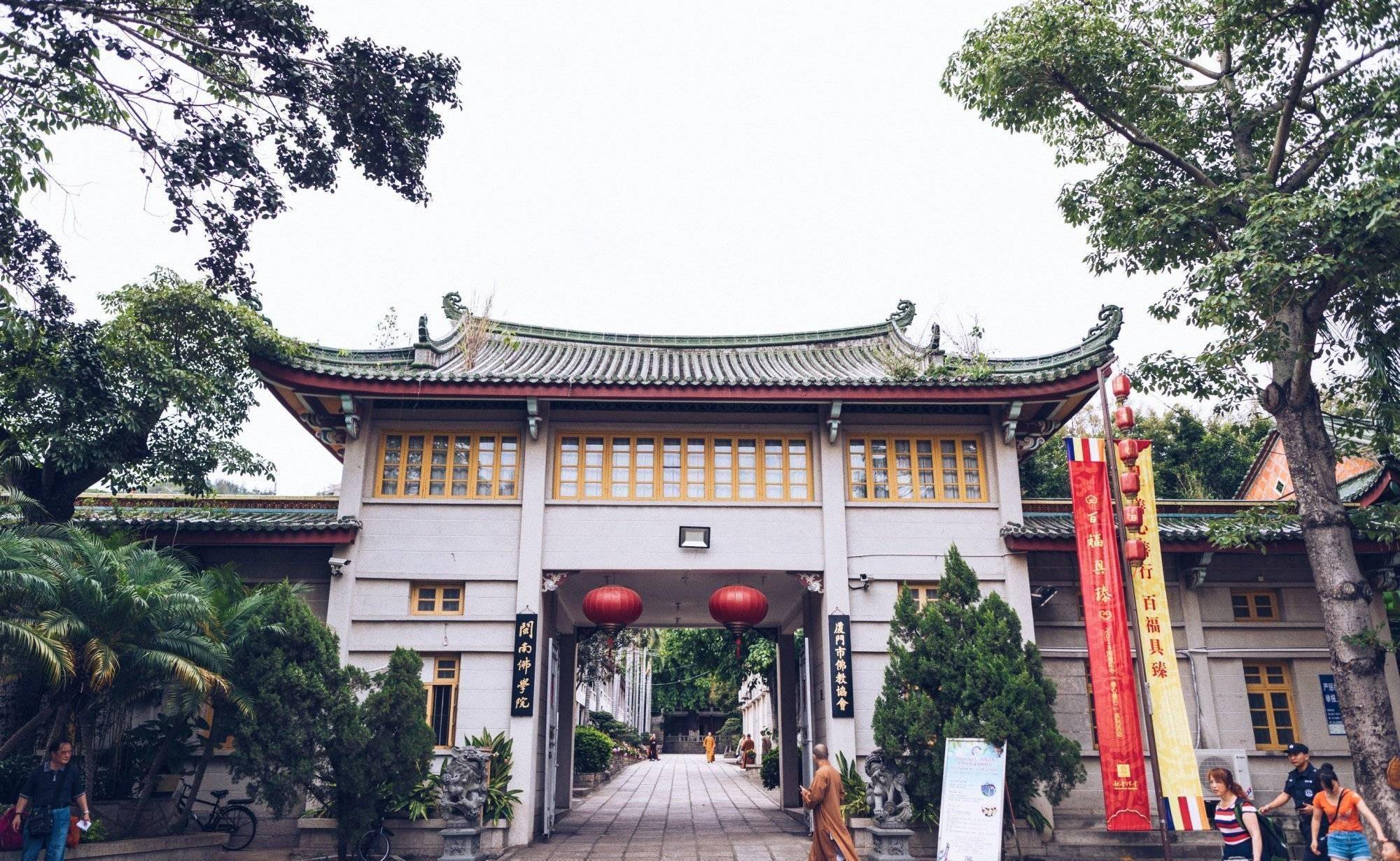 在这所学院的大门下.南普陀寺背靠五老峰,面朝碧海.