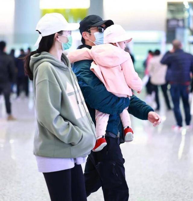 郑恺一家现身机场,与苗苗穿情侣鞋挽臂同行,女儿小脸曝光超可爱_郑凯