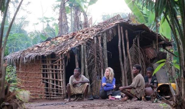 刚果雨林极端部落女孩脚底全是虫眼,现场硬生生用木棍挑出寄生虫_米人