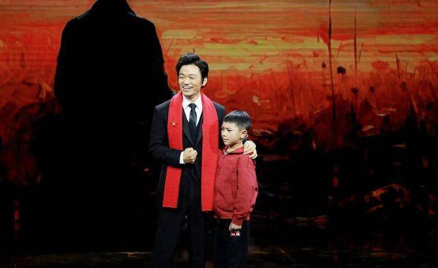 王宝强获得2023年三农人物荣誉,在他身上有着一股劲,不服输_认可_电影