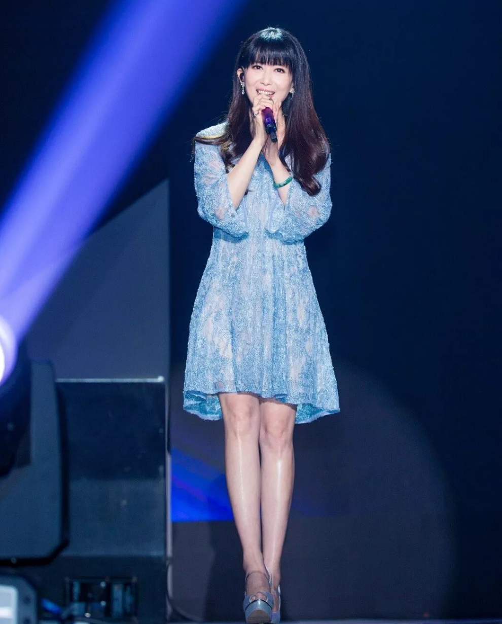 53岁穿蕾丝短裙风姿绰约_孟庭苇_身材_造型