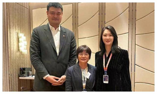 姚明与惠若琪重逢,大姚笑颜满面,小惠俏皮撒娇._指导_中国女足_照片