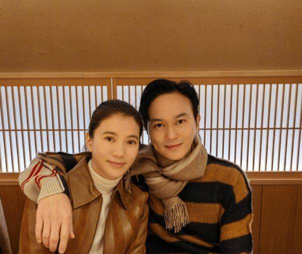 张智霖夫妻晒照庆祝结婚21周年,女方状态超好,淡妆十分有活力_袁咏仪