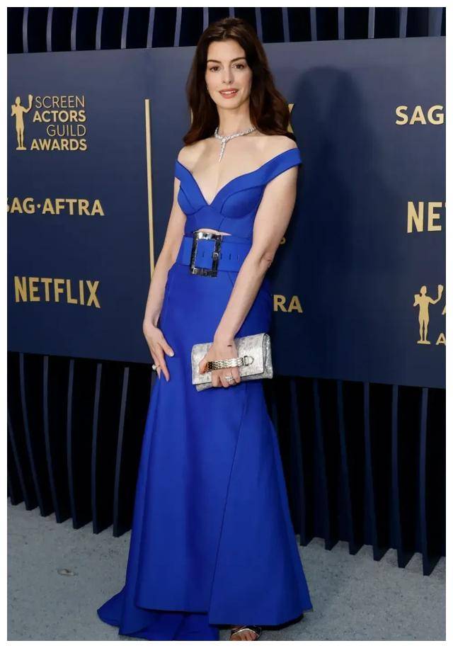 安妮·海瑟薇穿普拉达女王礼服,炫丽登场,完美致敬!_造型_演艺_光芒