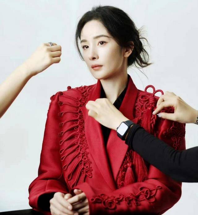 杨幂回应与嘉行3亿对赌协议:奋斗10年,归来仍是打工人?